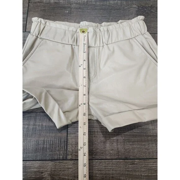 Sincerely Jules faux leather Tan pleated shorts size Small - Picture 5 of 6